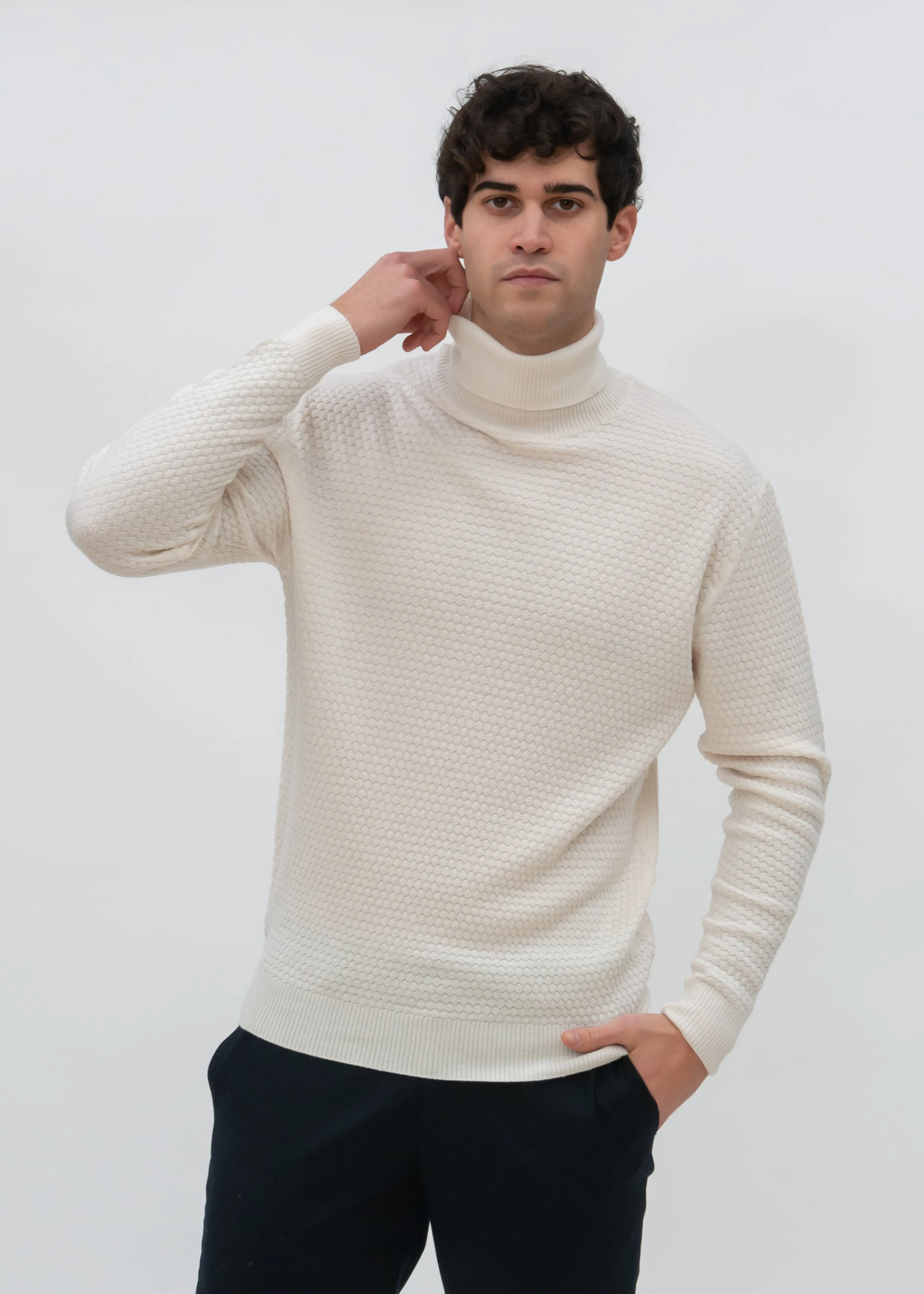 SPOT PATTERN TURTLENECK SWEATER